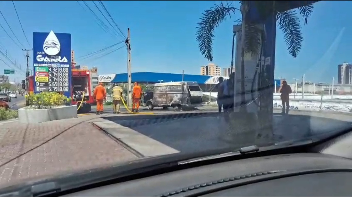 Kombi pega fogo próximo a posto de combustíveis na zona Leste de Teresina