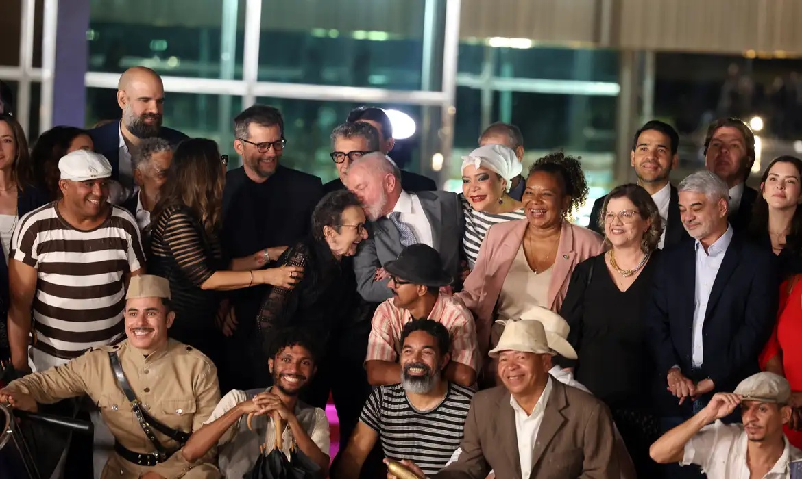 Lula recebe equipe e elenco de "O Agente Secreto" em sessão especial no Palácio da Alvorada