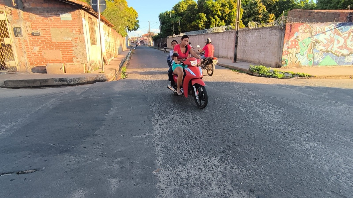 Moradores do Santa Maria da Codipo denunciam falta de sinalização e riscos na rua