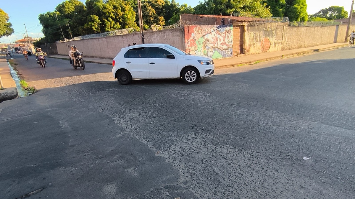 Moradores do Santa Maria da Codipo denunciam falta de sinalização e riscos na rua