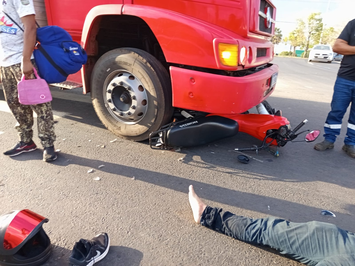 Motocicleta vai parar debaixo de caminhão após acidente na zona Leste de Teresina