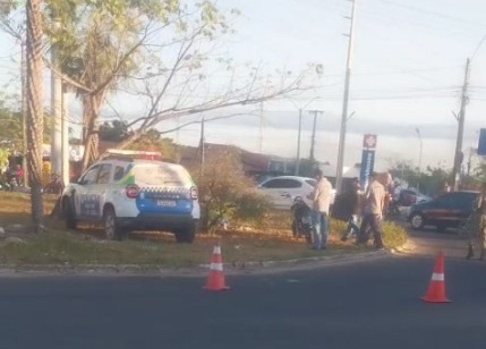 Motociclista morre após perder controle e cair dentro de rotatória em Teresina