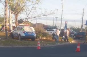 Motociclista morre após perder controle e cair dentro de rotatória em Teresina (Foto: Reprodução)