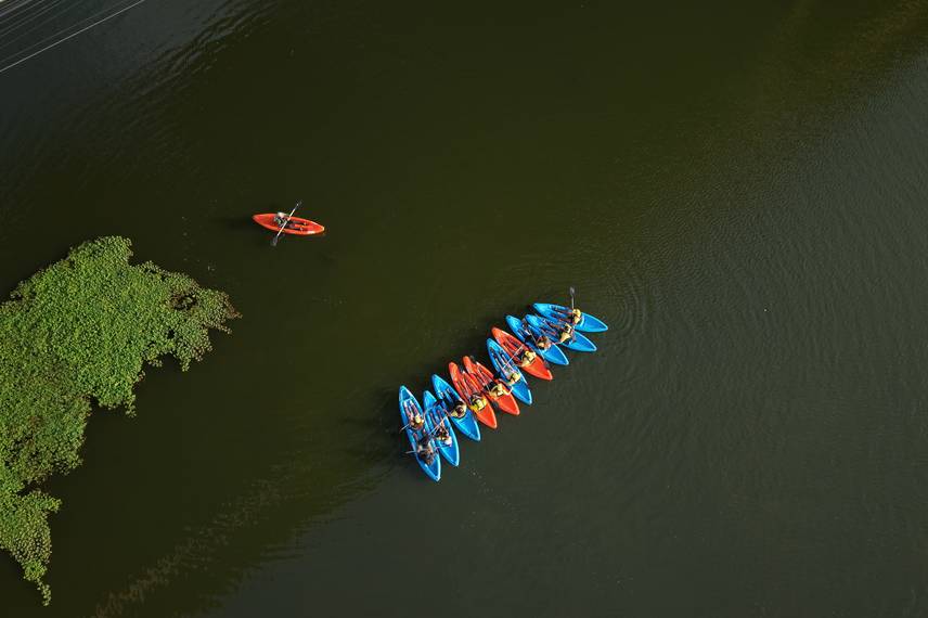 Passeio de caiaque no rio Poty une aventura, lazer e consciência ambiental