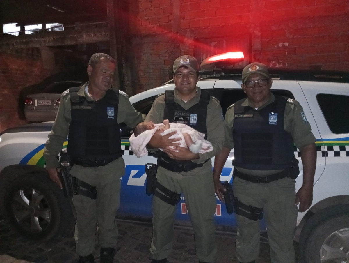 Policiais militares usam manobra de Heimlich e salvam vidas de bebês engasgados