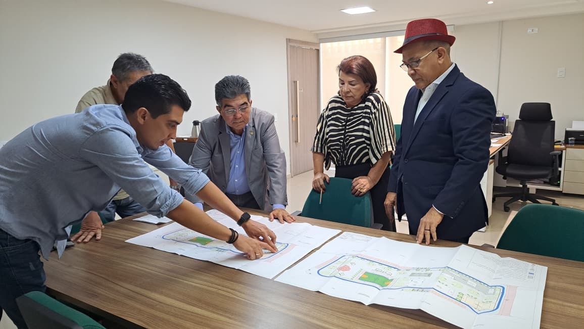 Prefeito Abdoral Melo recebe projeto do Complexo Poliesportivo Educacional