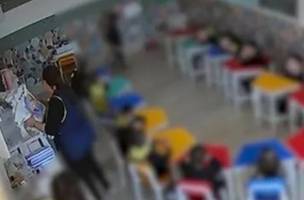 Professora é demitida após agredir criança de 4 anos com livros em Caxias do Sul (Foto: Reprodução)