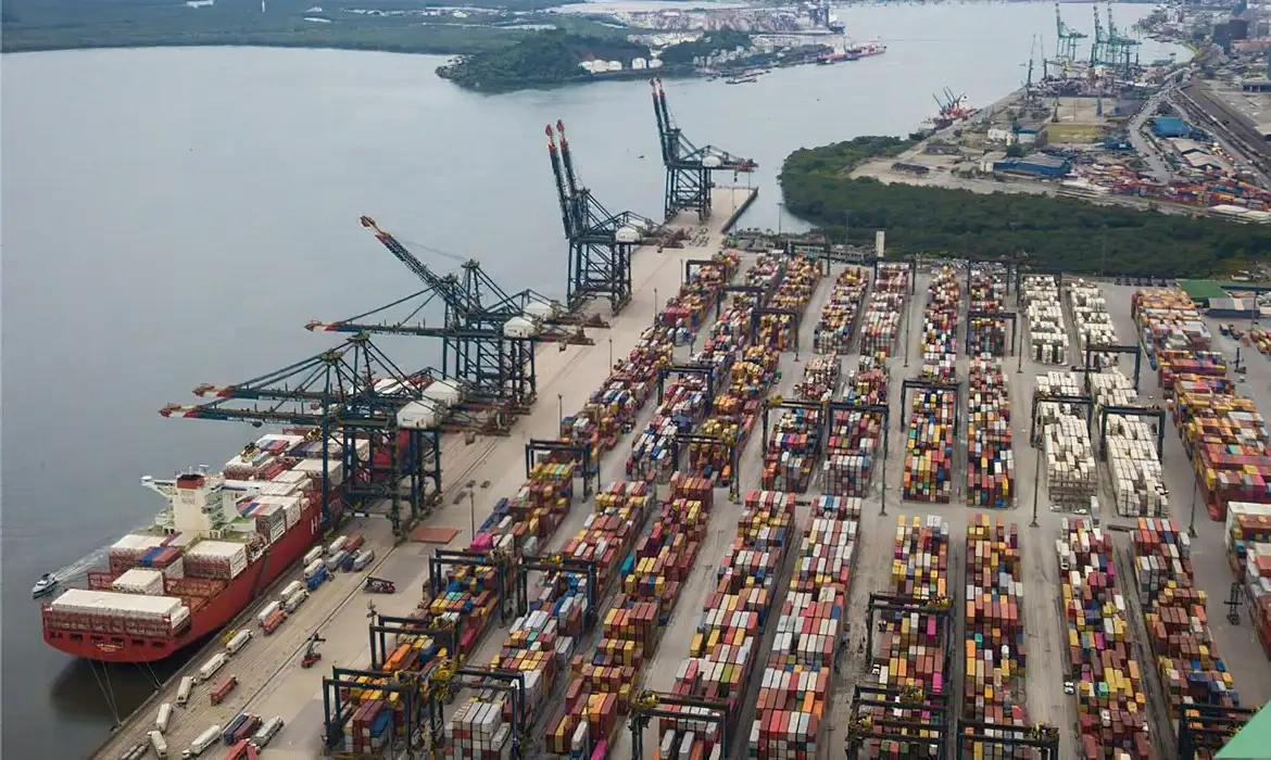 Tarifaço sobre parte de exportações brasileiras entra em vigor hoje (06)