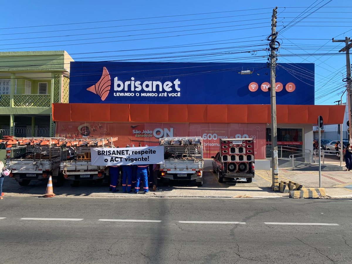 Trabalhadores da Brisanet rejeitam escala 5x2 e fazem ato em Teresina