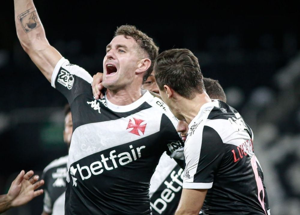Vasco aplica goleada histórica de 6 a 0 sobre o Santos e deixa o Z4