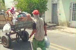 Com a crise na coleta de lixo em Teresina, moradores pagam serviços de carroceiros (Foto: Reprodução)